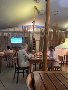Μια τηλεόραση ή/και κέντρο ψυχαγωγίας στο 27 Cafe Zanzibar Airport Hotel