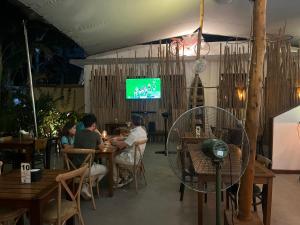 Μια τηλεόραση ή/και κέντρο ψυχαγωγίας στο 27 Cafe Zanzibar Airport Hotel