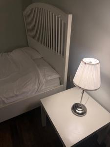 Letto o letti in una camera di NORTH TORONTO - 2 Bdrm With WiFi and Parking near Yonge St