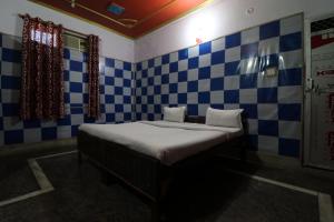 Postel nebo postele na pokoji v ubytování Capital O Honey Hotel