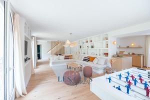 a living room with white furniture and a table at Villa Los Cuatro, situé au cœur du Touquet in Le Touquet-Paris-Plage