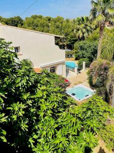 een bovenaanzicht van een huis met een zwembad bij Villa Carry Piscine Sauna Jacuzzi in Carry-le-Rouet