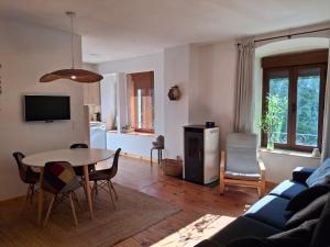 TV a/nebo společenská místnost v ubytování FANTASTICO - 70m - REFORMADO- VISTAS A LA MONTAÑA - Wifi - Acceso Trastero junto a Parking