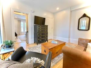 a living room with a couch and a television at Old Village Inn Ogunquit in Ogunquit
