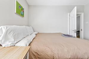 Katil atau katil-katil dalam bilik di Tranquil 2 Bedroom Rose Cottage near Stratford