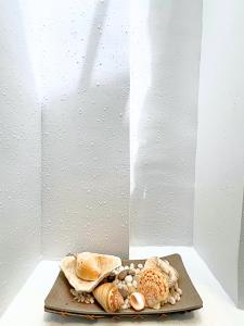 ein Tablett mit Muscheln auf einem Tisch in der Unterkunft A Casa Portuguesa Coron Boutique Hostel in Coron + 28 Fotos