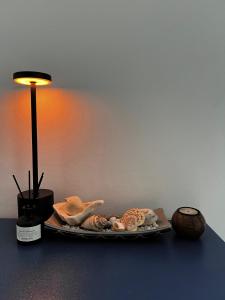 ein Tablett mit Essen auf einem Tisch neben einer Lampe in der Unterkunft A Casa Portuguesa Coron Boutique Hostel in Coron