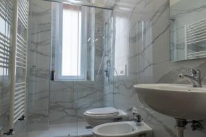 马泰拉La Lanterna Del Sasso的带水槽、马桶和淋浴的浴室