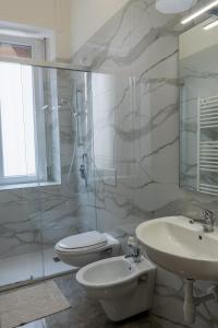 马泰拉La Lanterna Del Sasso的带水槽、马桶和淋浴的浴室 更多3张照片