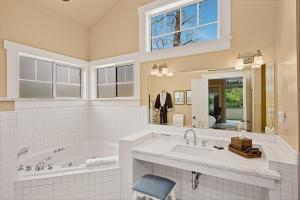 ein großes Badezimmer mit Badewanne und Fenster in der Unterkunft Orchard Hill in Julian + 106 Fotos