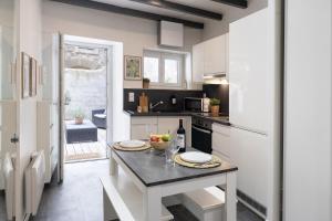 Dapur atau dapur kecil di Centre Historique - Terrasse - Fraîcheur Naturelle
