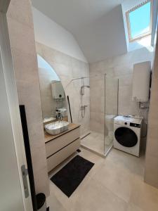 Koupelna v ubytování Luxury Titova Street Apartment Sarajevo + 29 fotografií