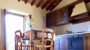 Kuchyňa alebo kuchynka v ubytovaní Appartamenti con cucina nelle colline toscane
