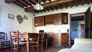 Kuchyňa alebo kuchynka v ubytovaní Appartamenti con cucina nelle colline toscane
