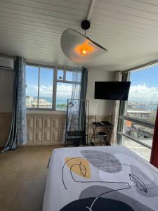 Rúm í herbergi á PENTHOUSE SEASIDE 10 MIN port, croisière et aéroport