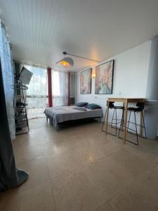 Rúm í herbergi á PENTHOUSE SEASIDE 10 MIN port, croisière et aéroport