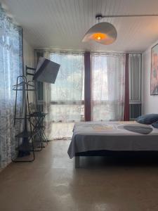 Rúm í herbergi á PENTHOUSE SEASIDE 10 MIN port, croisière et aéroport