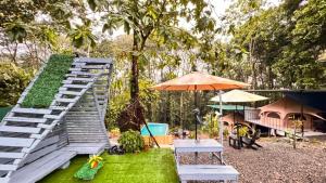 Taman di luar Sloth View Glamping
