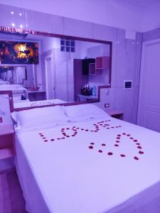 A bed or beds in a room at Confort Suites