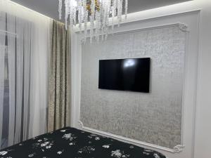 Una televisión o centro de entretenimiento en Apartment in the heart of Batumi 8 fotos más