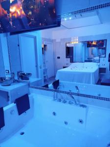 A bed or beds in a room at Confort Suites
