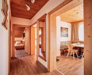 una piccola stanza con una scrivania e una camera da letto di Hotel Brennerspitz a Neustift im Stubaital