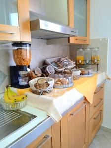 una cocina con un montón de comida en un mostrador en Isola dei sogni, en Alghero