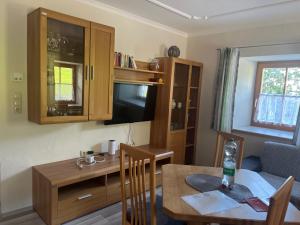 Televízia a/alebo spoločenská miestnosť v ubytovaní Landhaus Ganzer