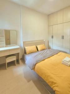 una camera da letto con un letto con una scrivania e un letto sidx sidx sidx di Căn hộ 2 phòng ngủ 2 vệ sinh - Bãi Cháy Hạ Long Dragon Castle a Ha Long