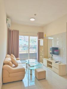 un soggiorno con un divano e un tavolo di Căn hộ 2 phòng ngủ 2 vệ sinh - Bãi Cháy Hạ Long Dragon Castle a Ha Long