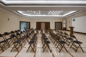 Бизнес-центр и/или конференц-зал в Dolphin Bay Seaside Resort & Suites +37 фотографий
