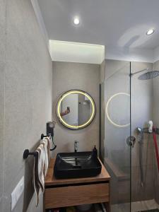 a bathroom with a sink and a mirror at Dejvid's Apartment in Polisi i Vogël