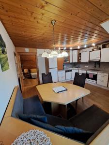 A kitchen or kitchenette at BIO-Peisingerhof