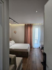 a hotel room with two beds and a window at Dejvid's Apartment in Polisi i Vogël