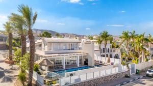 eine Luftansicht eines Hauses mit Palmen in der Unterkunft Shani house of style katalina villa in Eilat