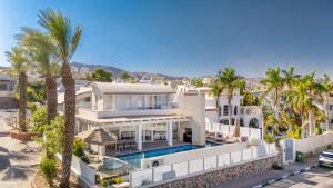 eine Luftansicht eines Hauses mit Palmen in der Unterkunft Shani house of style katalina villa in Eilat