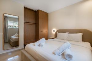 Schlafzimmer mit einem großen weißen Bett und einem Spiegel in der Unterkunft Shani house of style katalina villa in Eilat + 56 Fotos