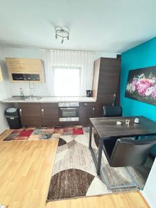 a living room with a table and a kitchen at Apartment Central Hemer 35 qm in Hemer