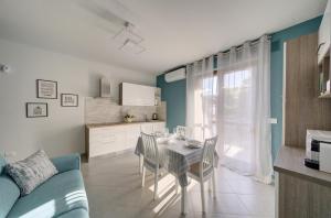 a kitchen and dining room with a table and chairs at SGHouse appartamento con parcheggio gratuito in Rivoli +10 photos