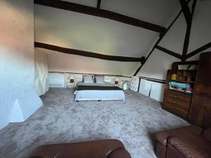 una camera da letto con un letto grande in una stanza di Normandy Cottage, sports and relaxation a Fontaine-sous-Jouy Altre 29 foto