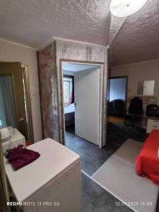 Letto o letti in una camera di своя комната в трёхкомнатной квартире или квартира целиком