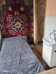 bagno con lavandino e tappeto di своя комната в трёхкомнатной квартире или квартира целиком a Maardu