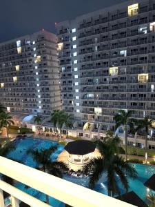 マニラにあるAiza's Place with Two Beds in Shell Residences PASAY near MOA and NAIAのスイミングプール付きの大きな建物の景色を望めます。 +14枚の写真