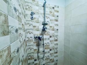 un baño con ducha con cabezal de ducha en Bilocale Riccione sul Mare a Riccione, en Riccione