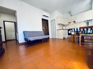 una cocina con sofá en el medio de una habitación en Bilocale Riccione sul Mare a Riccione, en Riccione