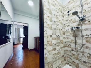 baño con ducha y pared de azulejos en Bilocale Riccione sul Mare a Riccione, en Riccione 10 fotos más