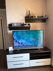 TV a/nebo společenská místnost v ubytování Sea view Durres