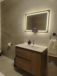 圣保罗湾城Maisonette in St Pauls Bay的带水槽和窗户的浴室