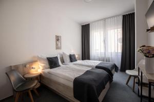 Rúm í herbergi á Hotel Metropol CB