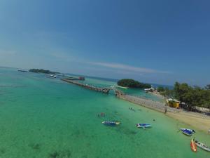 eine Luftaufnahme eines Strandes mit Booten im Wasser in der Unterkunft Kabin Sahara in Pulau Tidung-kecil + 13 Fotos
